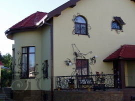 Кованый декор фасада дома №4